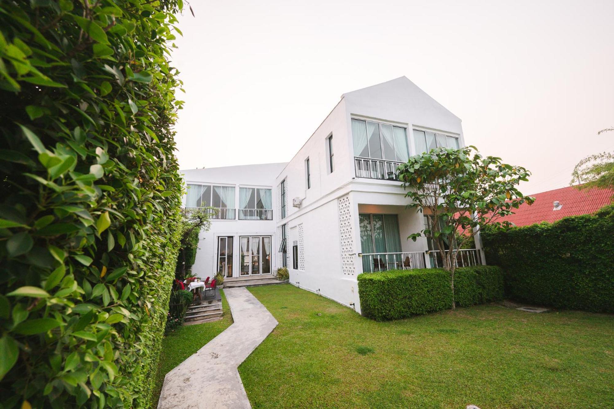 White Wall Riverfront Hotel Kamphengphet Kültér fotó