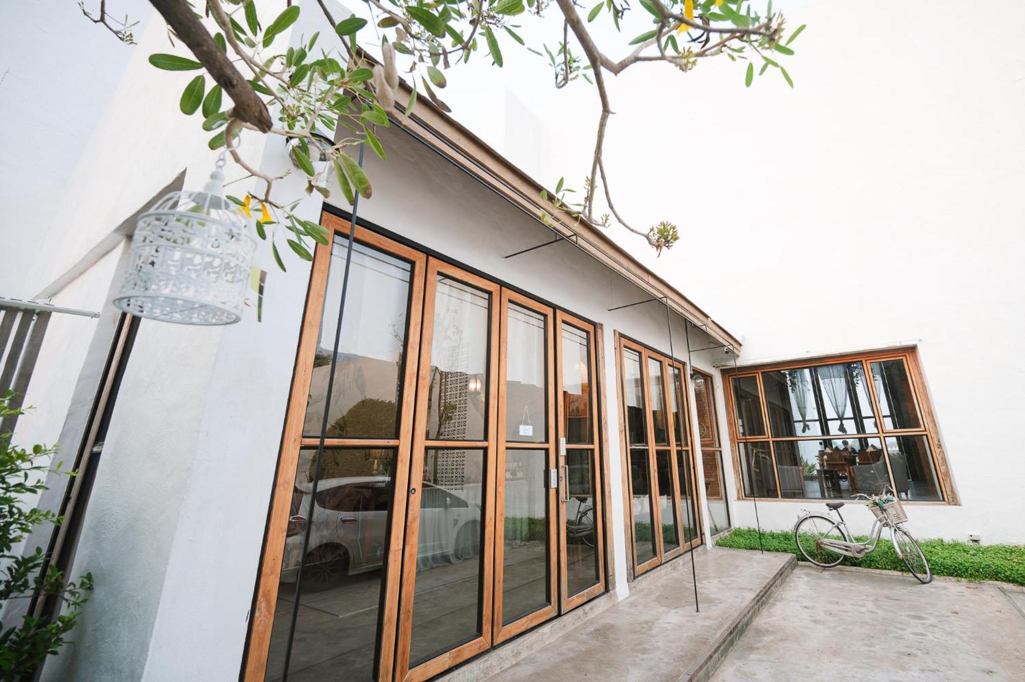 White Wall Riverfront Hotel Kamphengphet Kültér fotó