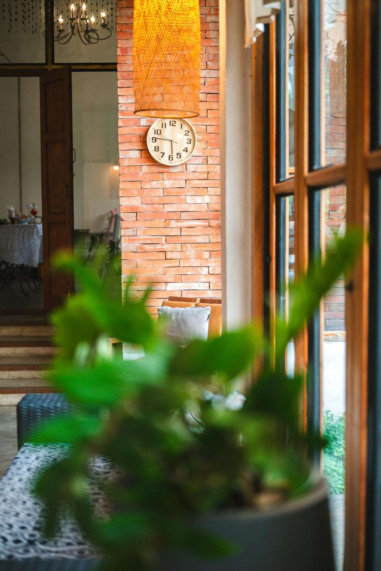 White Wall Riverfront Hotel Kamphengphet Kültér fotó