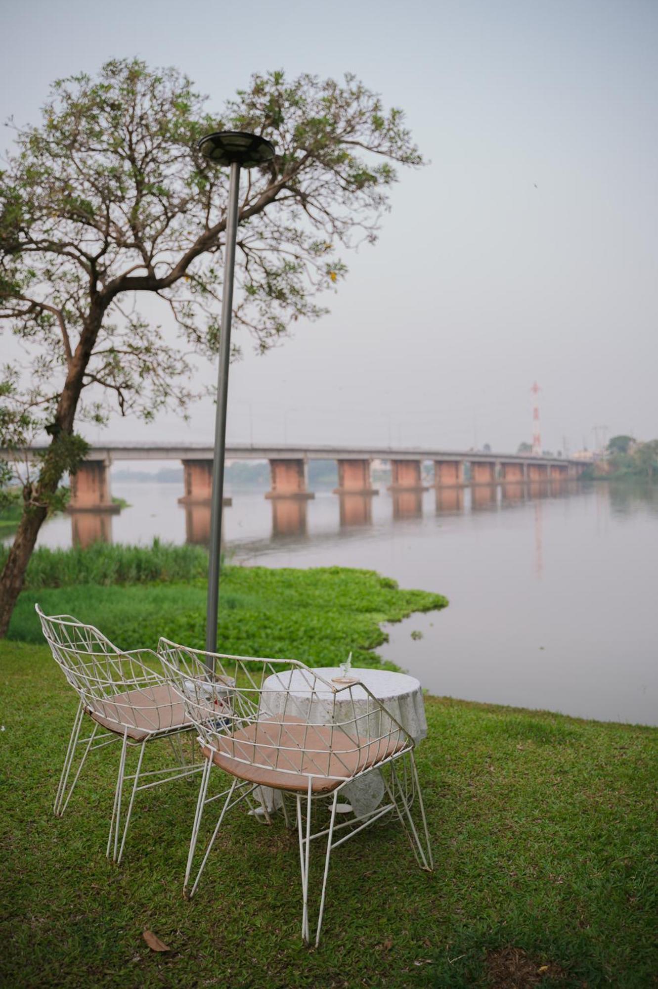 White Wall Riverfront Hotel Kamphengphet Kültér fotó