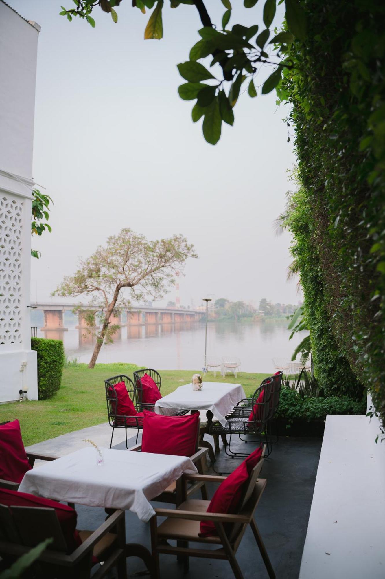 White Wall Riverfront Hotel Kamphengphet Kültér fotó