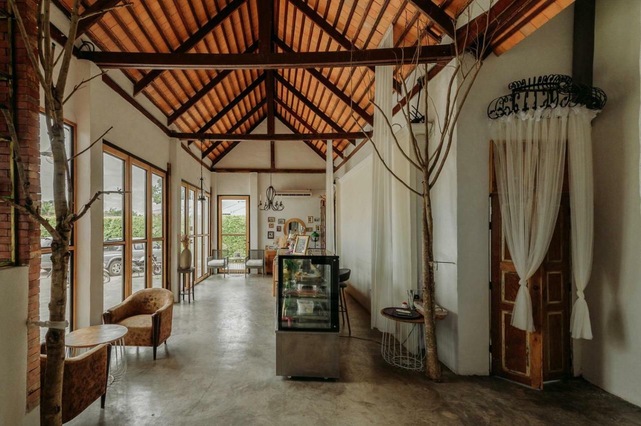 White Wall Riverfront Hotel Kamphengphet Kültér fotó